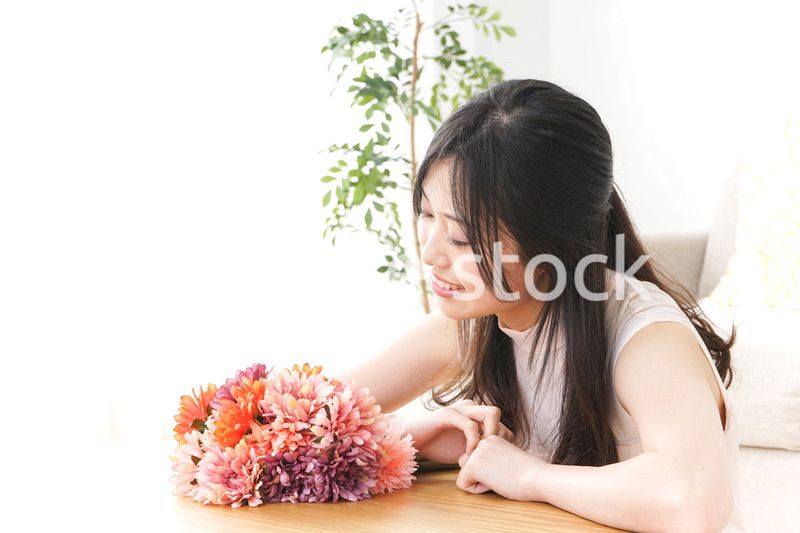 部屋でリラックスする女性