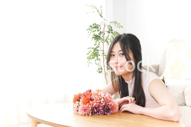 部屋でリラックスする女性