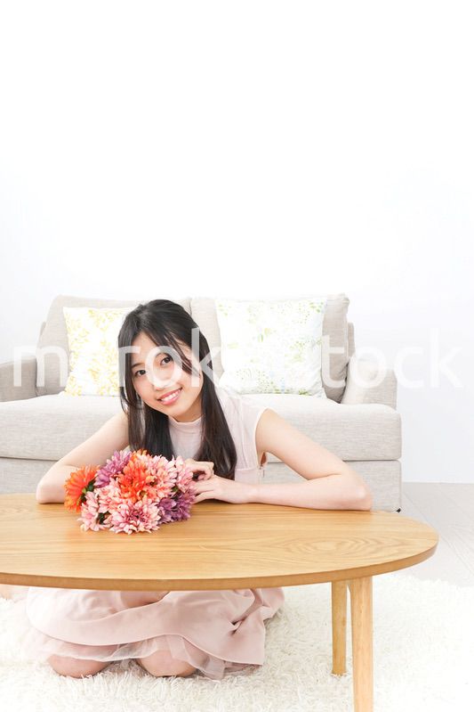 部屋でリラックスする女性