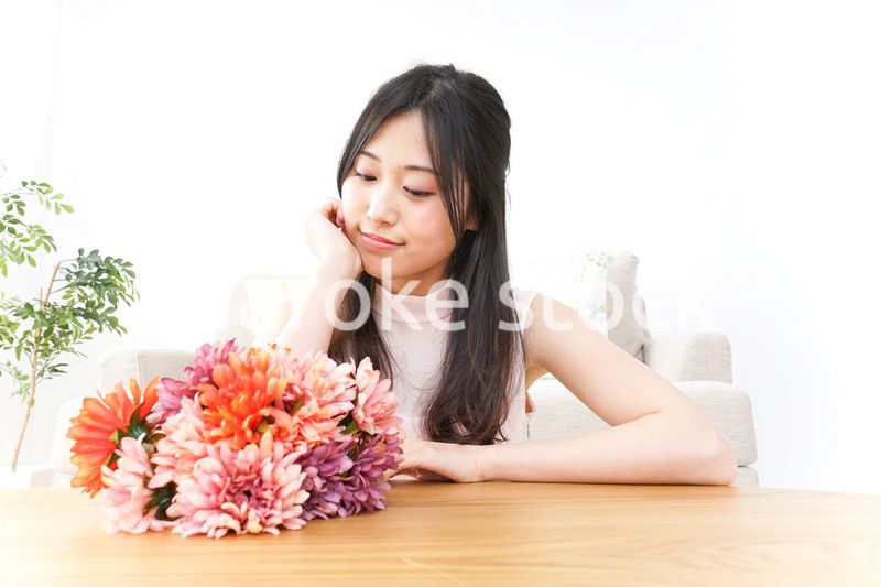 部屋でリラックスする女性