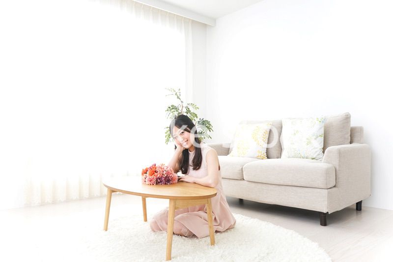 部屋でリラックスする女性