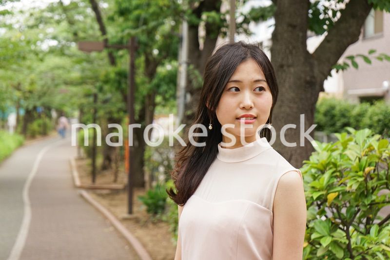 デートの待ち合わせをする若い女性