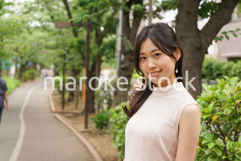 デートの待ち合わせをする若い女性