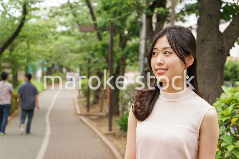 デートの待ち合わせをする若い女性