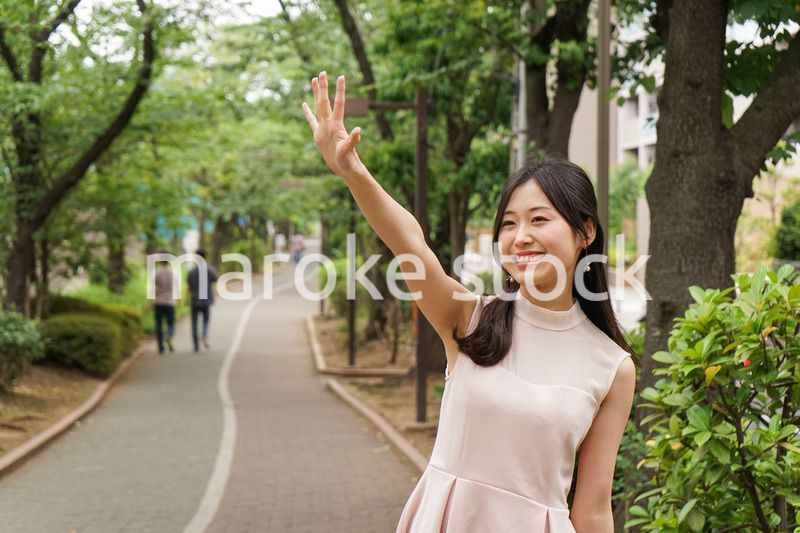 デートの待ち合わせをする若い女性