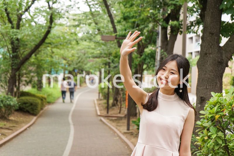 デートの待ち合わせをする若い女性