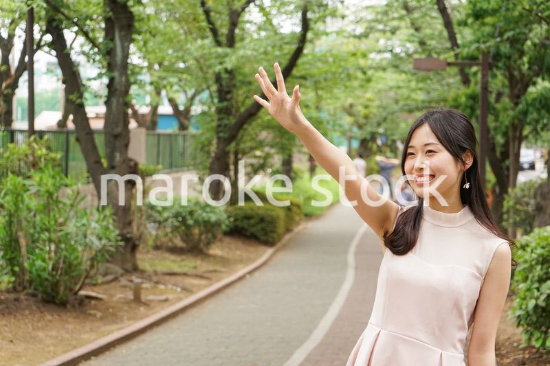 デートの待ち合わせをする若い女性