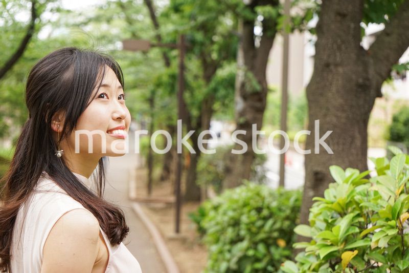 デートの待ち合わせをする若い女性