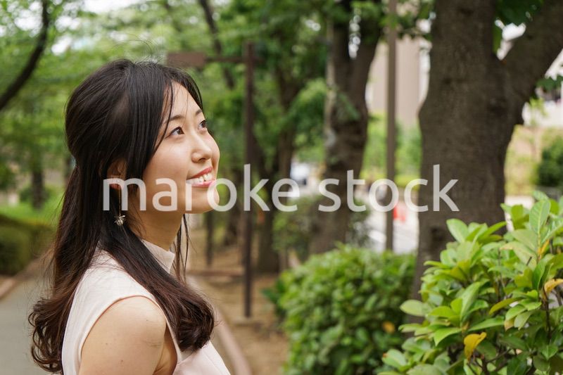 デートの待ち合わせをする若い女性