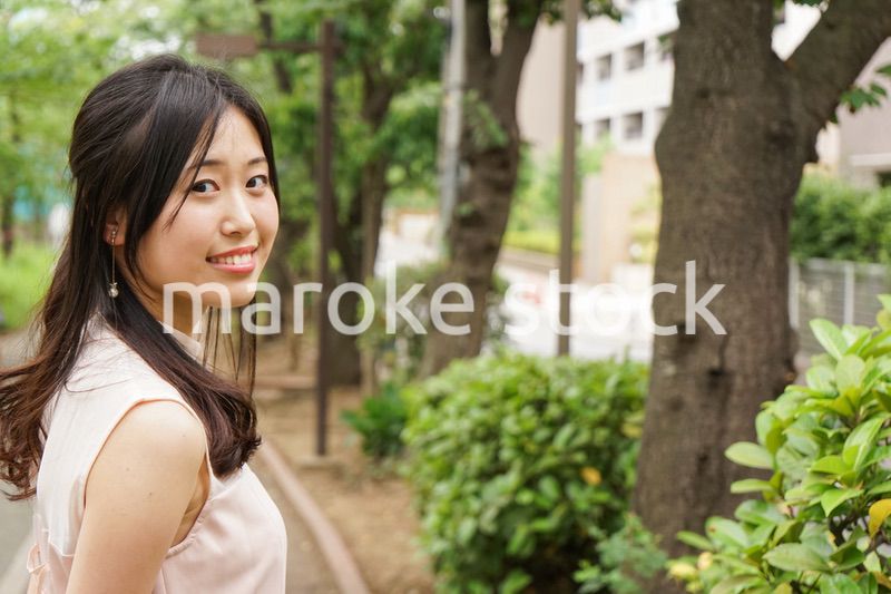 デートの待ち合わせをする若い女性