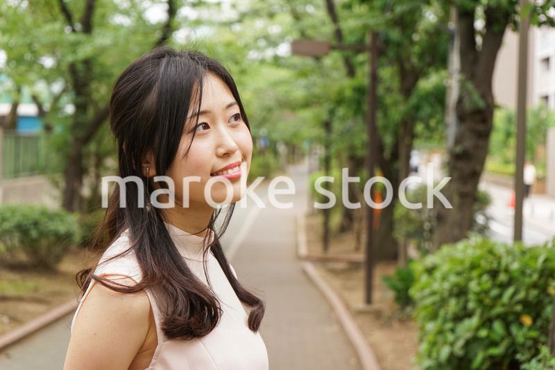 デートの待ち合わせをする若い女性