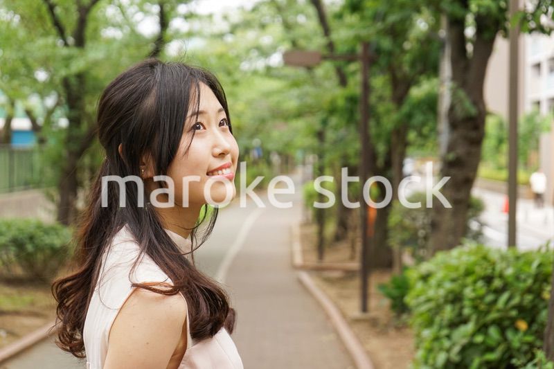 デートの待ち合わせをする若い女性