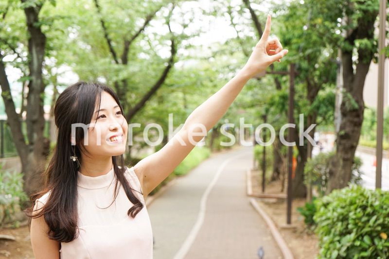 ポイントを指差す若い女性