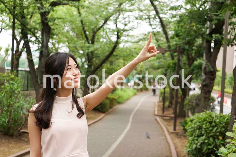 ポイントを指差す若い女性