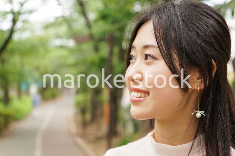 デートの待ち合わせをする若い女性