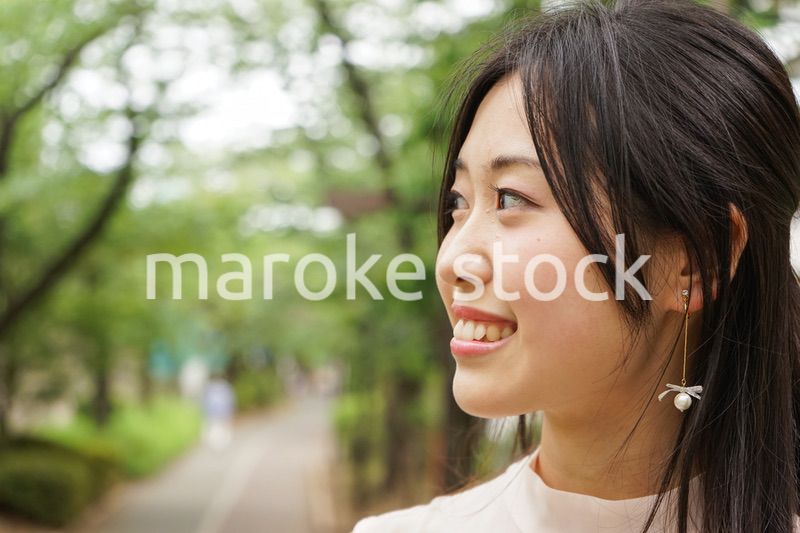 デートの待ち合わせをする若い女性