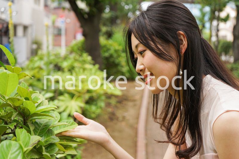 植物を鑑賞する若い女性