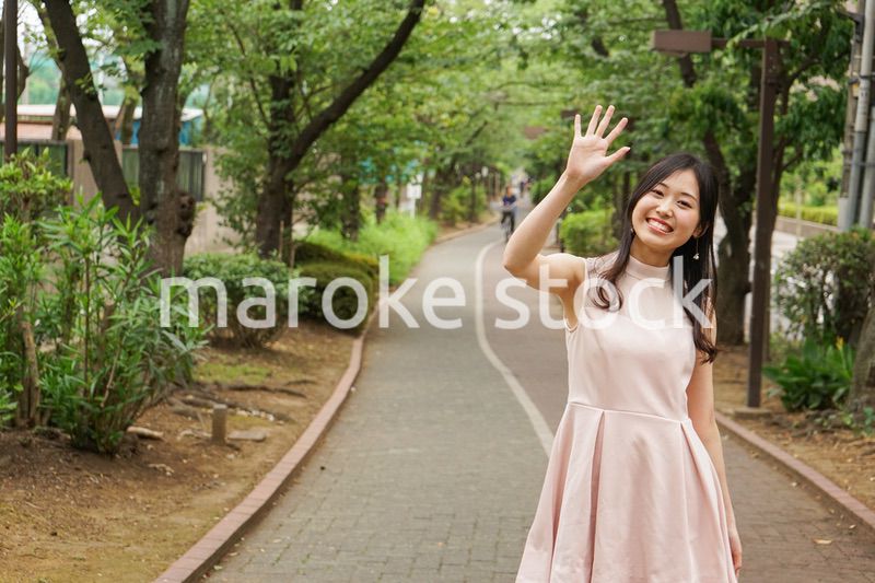 デートの待ち合わせをする若い女性