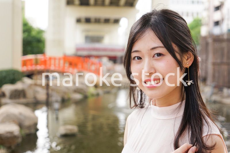 デートの待ち合わせをする若い女性