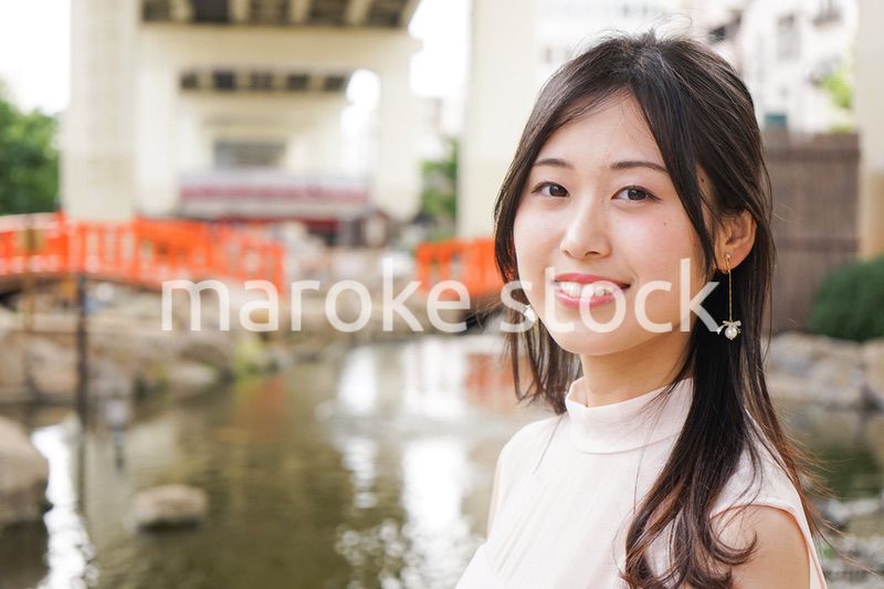 デートの待ち合わせをする若い女性