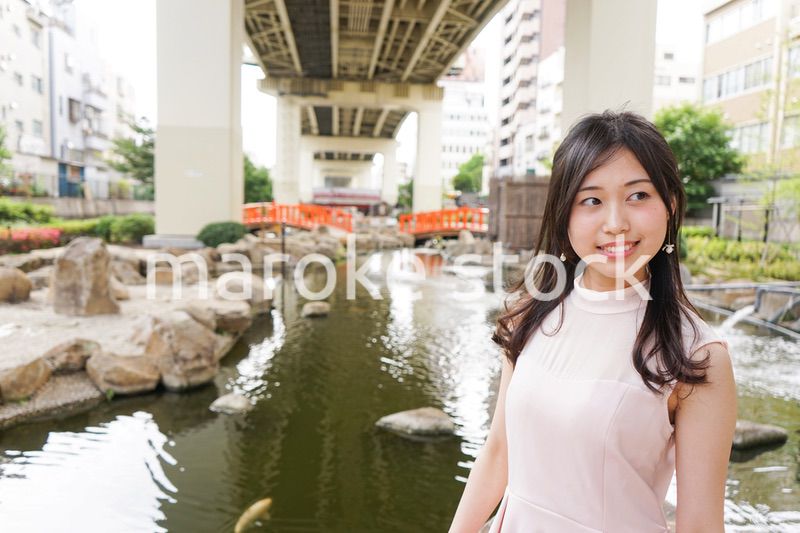 デートの待ち合わせをする若い女性