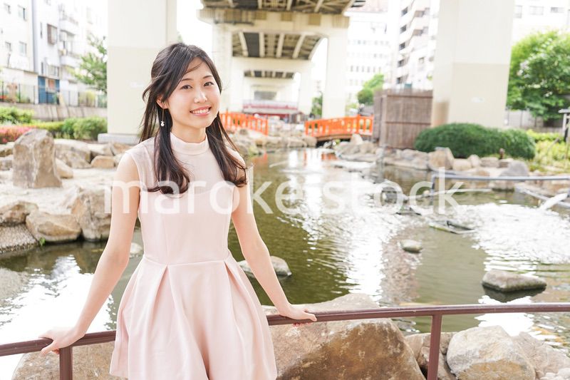 デートの待ち合わせをする若い女性