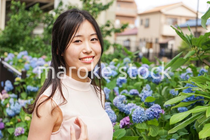 植物を鑑賞する若い女性