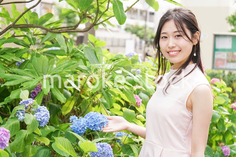 植物を鑑賞する若い女性