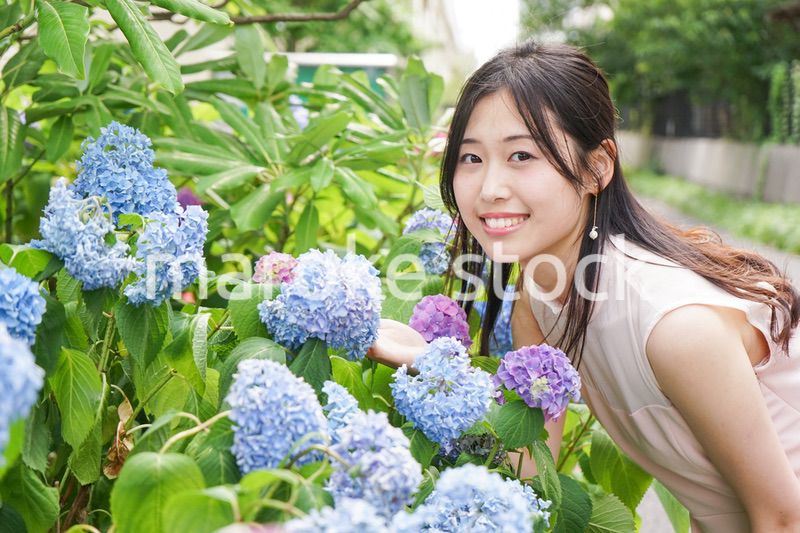植物を鑑賞する若い女性