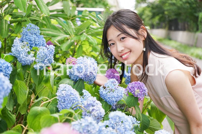植物を鑑賞する若い女性