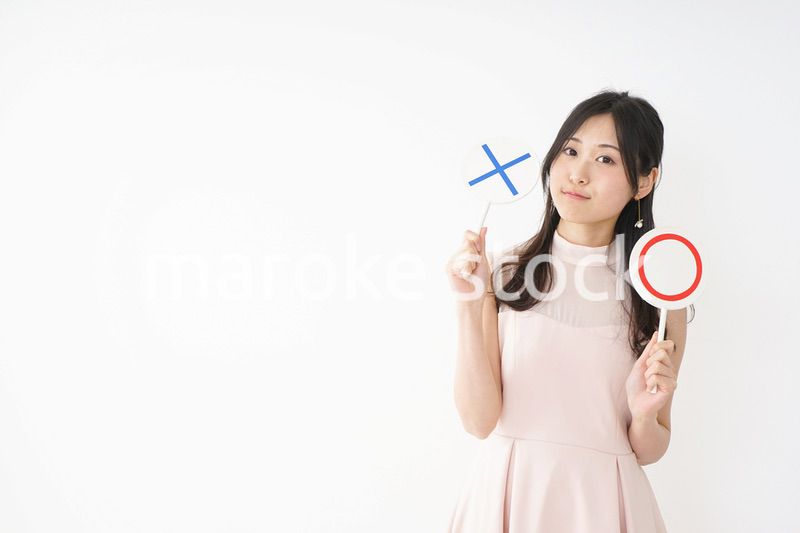 丸印を示す若い女性