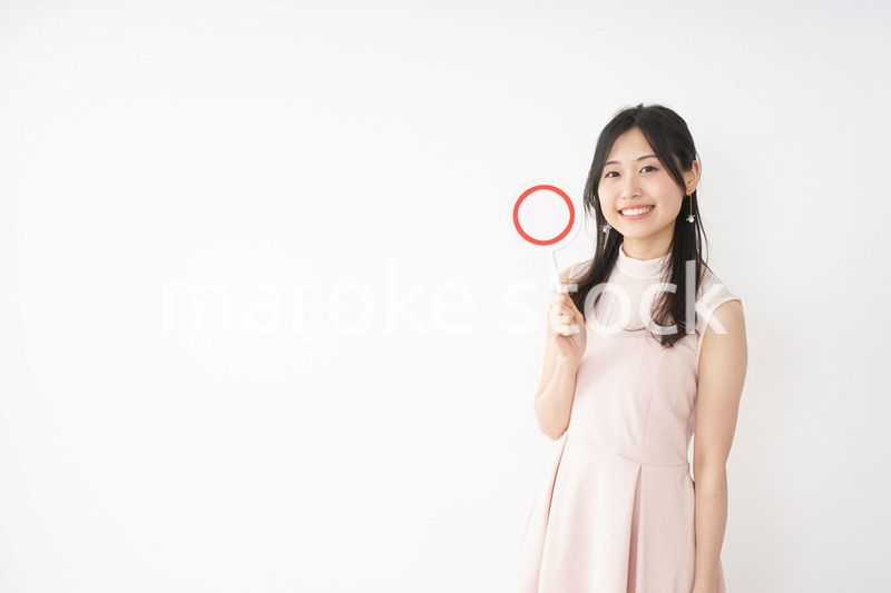 丸印を示す若い女性