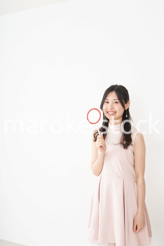 丸印を示す若い女性