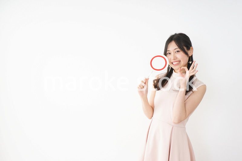 丸印を示す若い女性