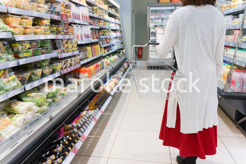 スーパーでショッピングをする女性