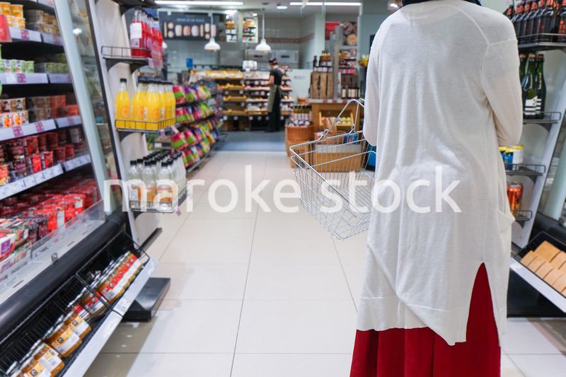 スーパーでショッピングをする女性