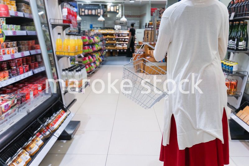 スーパーでショッピングをする女性