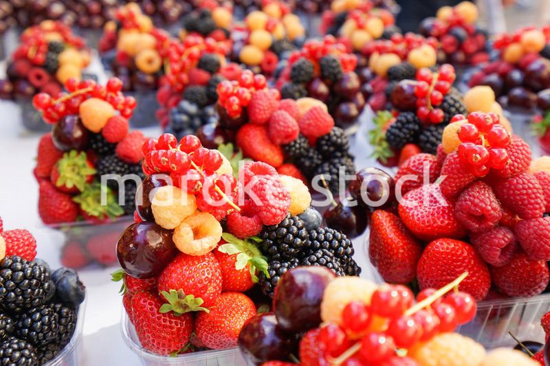 市場に並ぶ新鮮なフルーツ