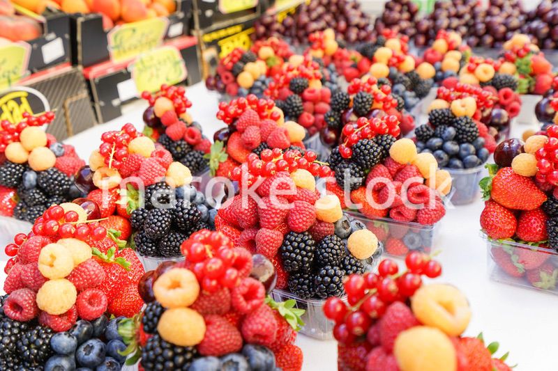 市場に並ぶ新鮮なフルーツ