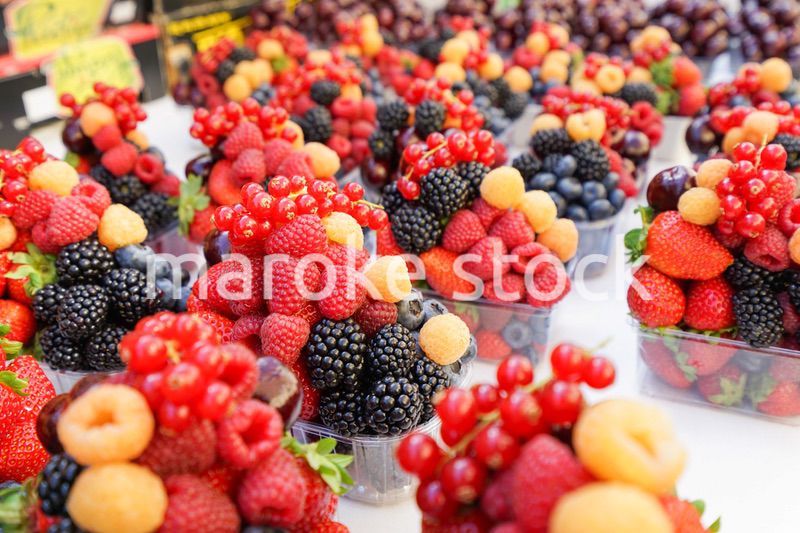 市場に並ぶ新鮮なフルーツ