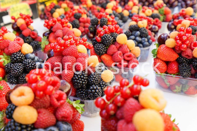 市場に並ぶ新鮮なフルーツ