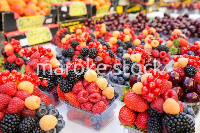 市場に並ぶ新鮮なフルーツ