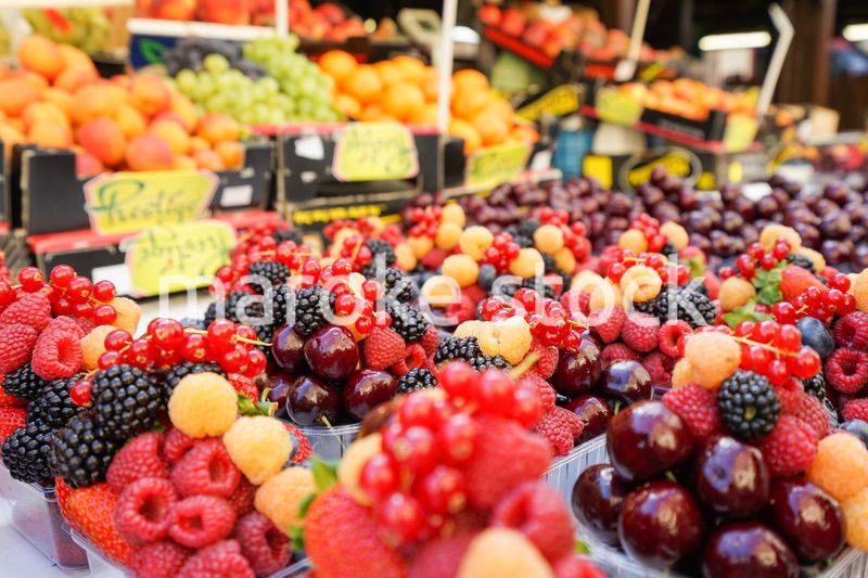 市場に並ぶ新鮮なフルーツ