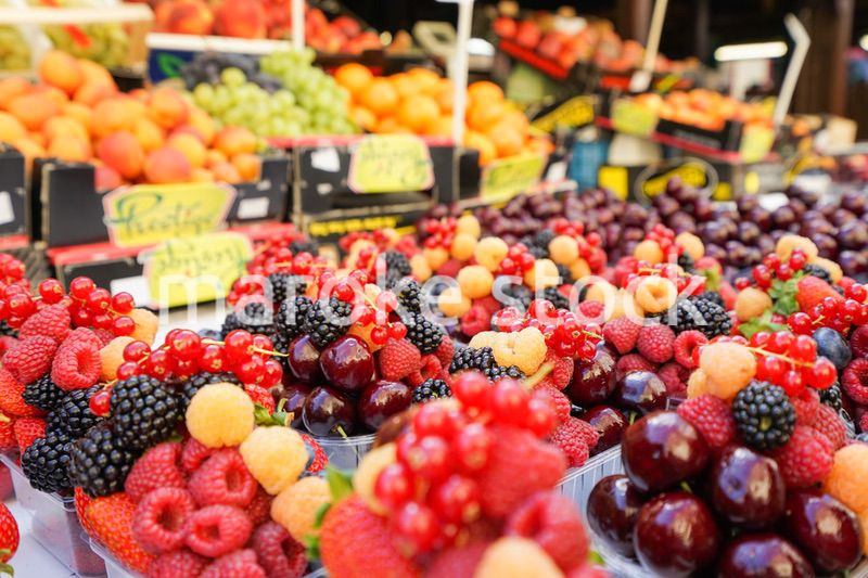 市場に並ぶ新鮮なフルーツ