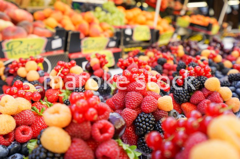 市場に並ぶ新鮮なフルーツ