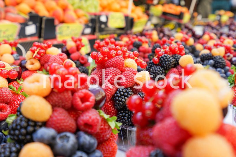 市場に並ぶ新鮮なフルーツ