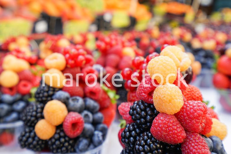 市場に並ぶ新鮮なフルーツ