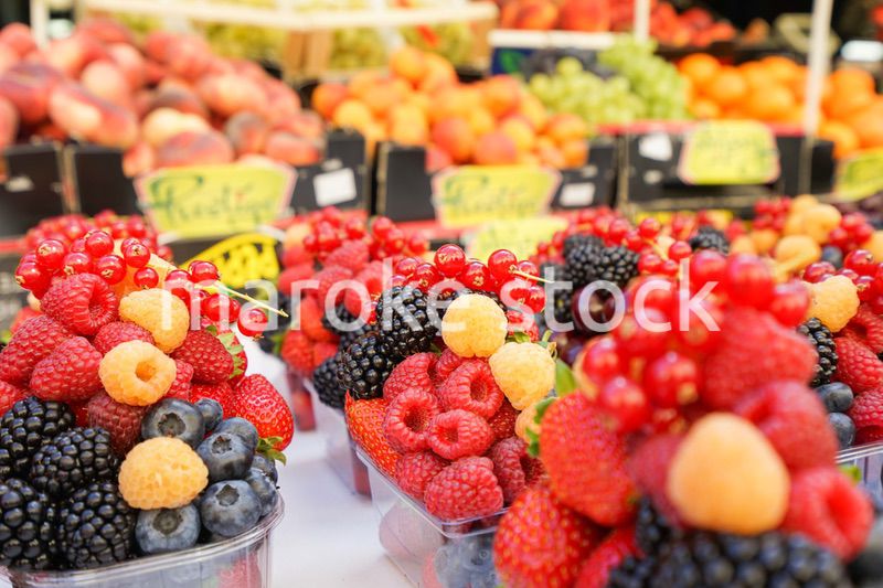 市場に並ぶ新鮮なフルーツ