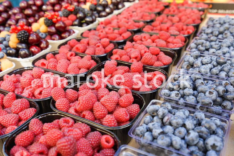 市場に並ぶ新鮮なフルーツ