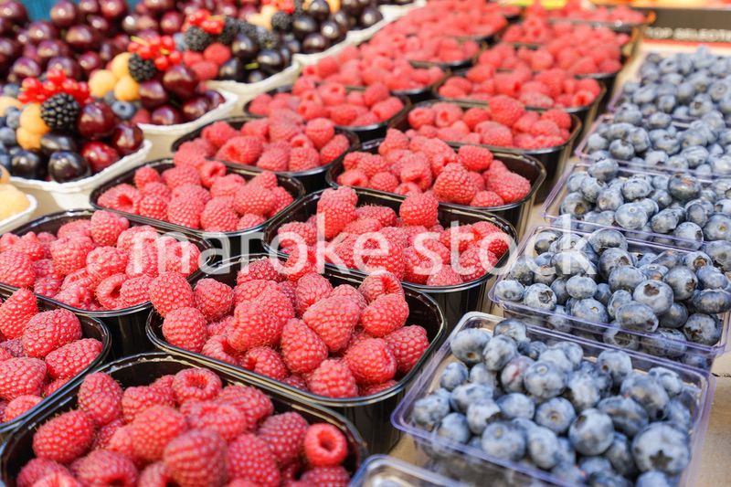 市場に並ぶ新鮮なフルーツ